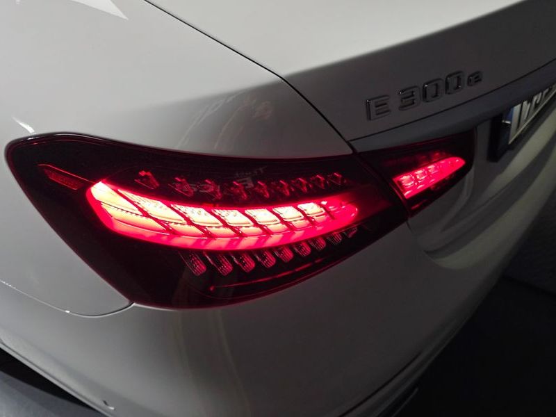 2021 Mercedes-Benz E-Class E300e 4MATIC Exclusive photo 23