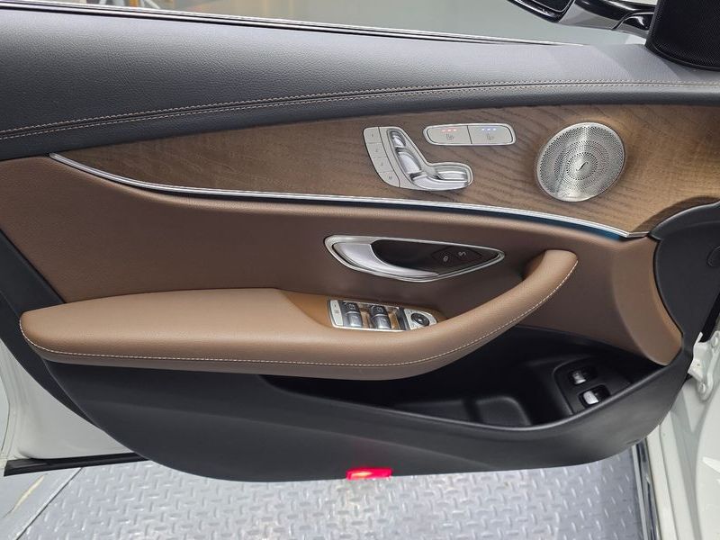 2021 Mercedes-Benz E-Class E300e 4MATIC Exclusive photo 24