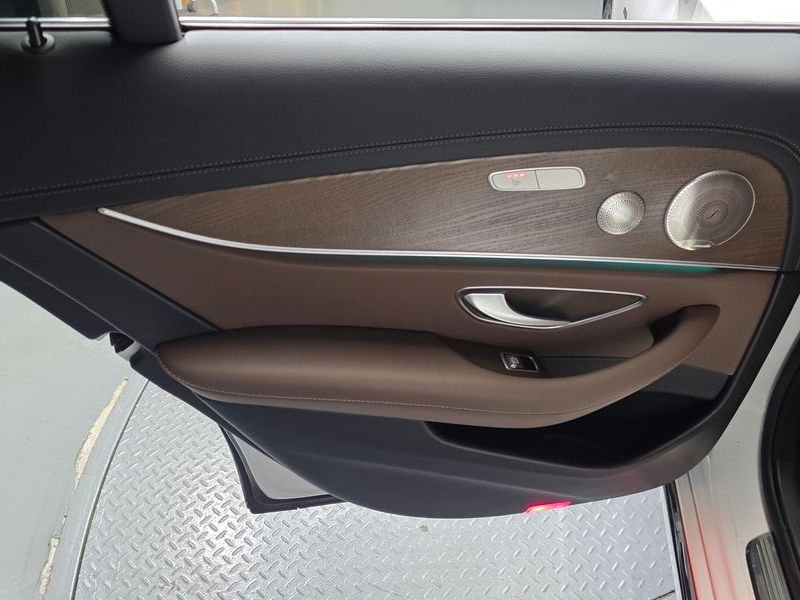 2021 Mercedes-Benz E-Class E300e 4MATIC Exclusive photo 25