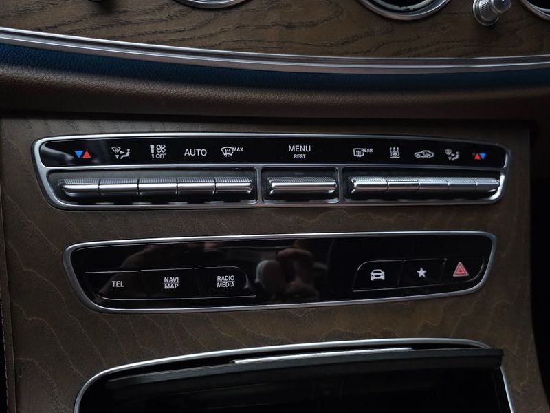 2021 Mercedes-Benz E-Class E300e 4MATIC Exclusive photo 28