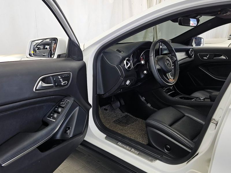 2018 Mercedes-Benz A-Class GLA220 Premium photo 10