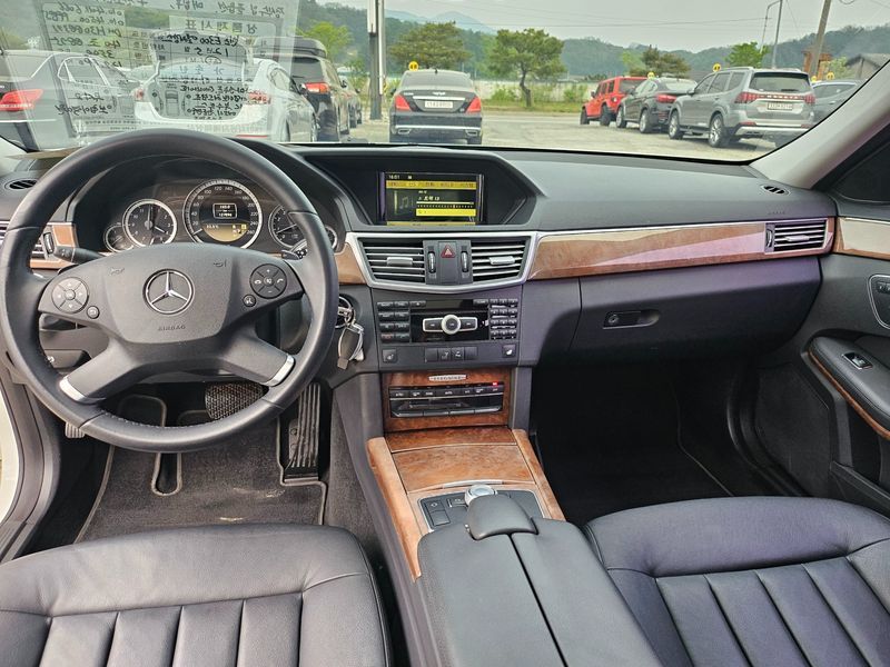 2012 Mercedes-Benz E-Class E300 Elegance photo 10