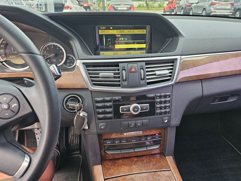 2012 Mercedes-Benz E-Class E300 Elegance photo 12