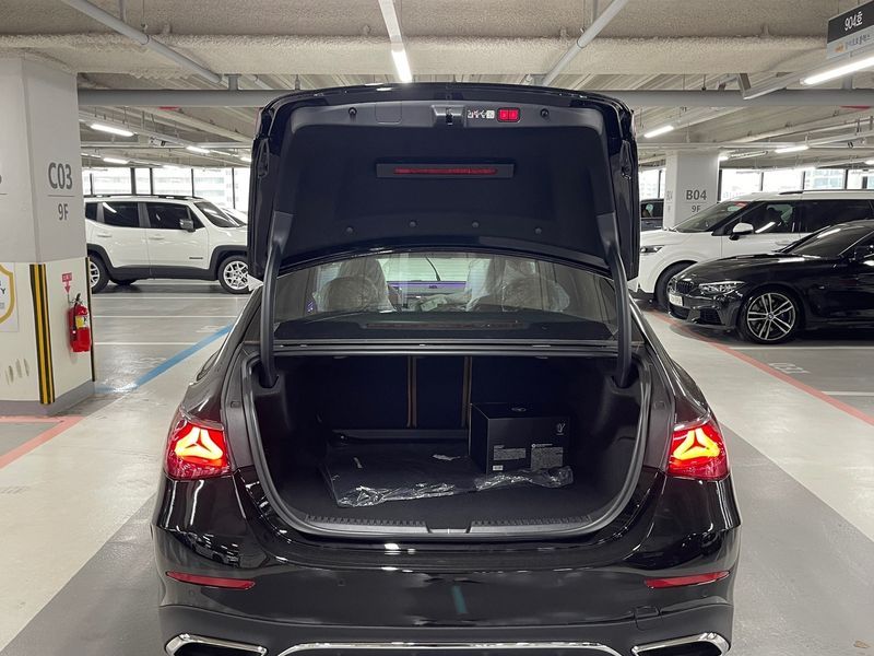 2026 Mercedes-Benz E-Class E300 4MATIC AMG Line photo 11