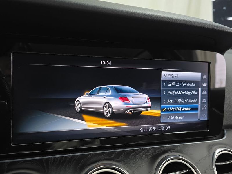 2017 Mercedes-Benz E-Class E220d Avantgarde photo 16