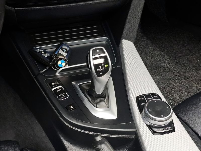 2017 BMW 3 Series 320i M Sport photo 9