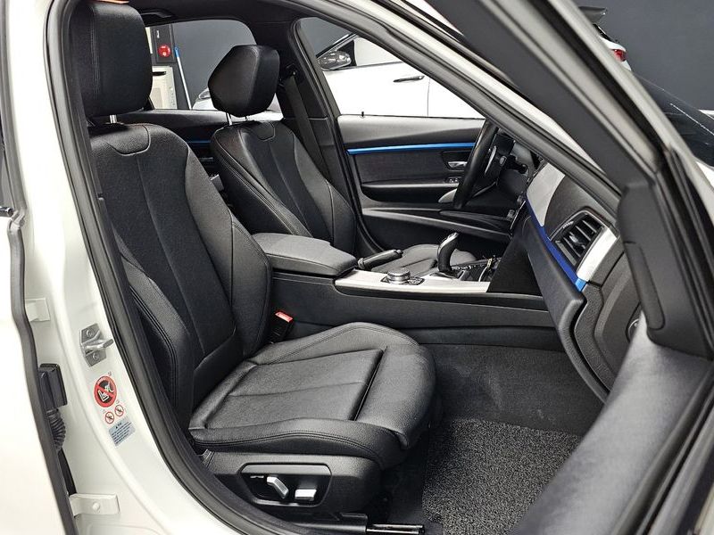 2017 BMW 3 Series 320i M Sport photo 10