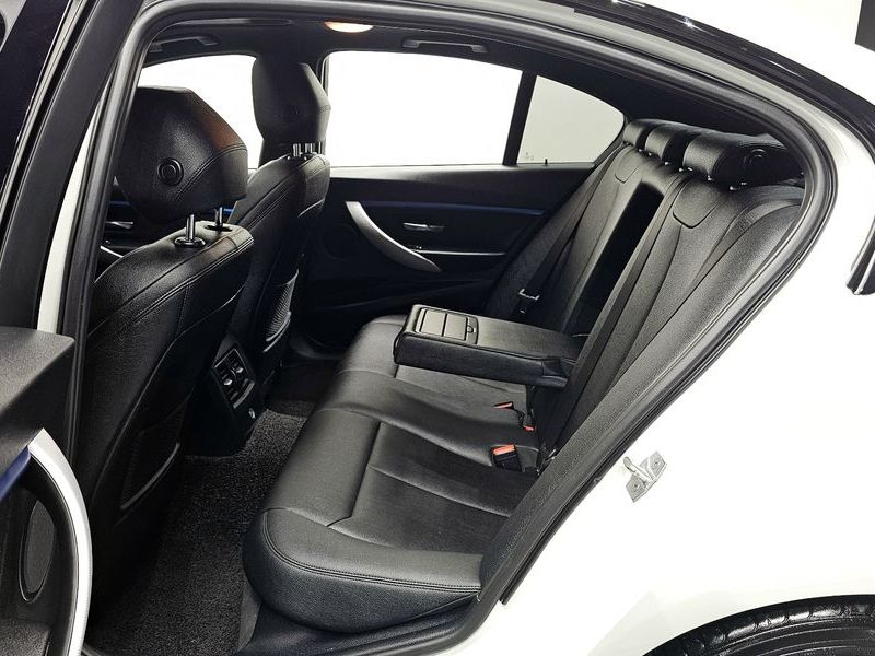 2017 BMW 3 Series 320i M Sport photo 12
