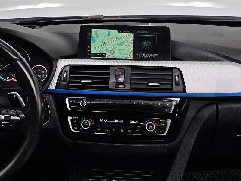 2017 BMW 3 Series 320i M Sport photo 14