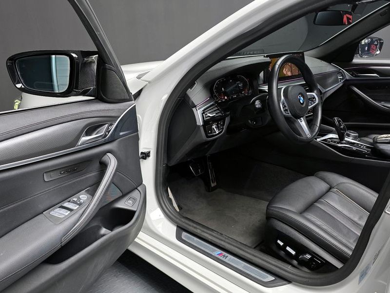 2022 BMW 5 Series 520i M Sport photo 10