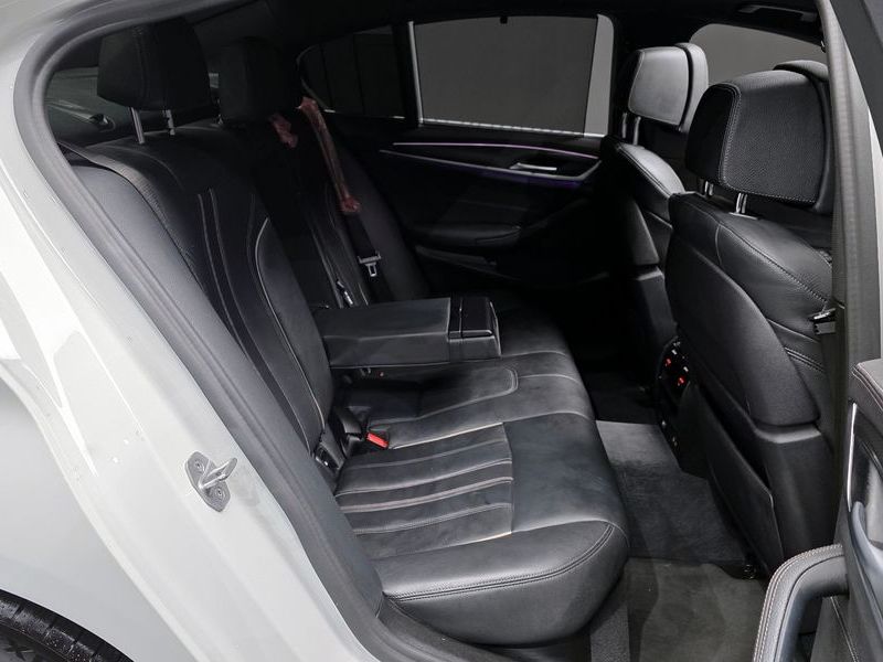 2022 BMW 5 Series 520i M Sport photo 12