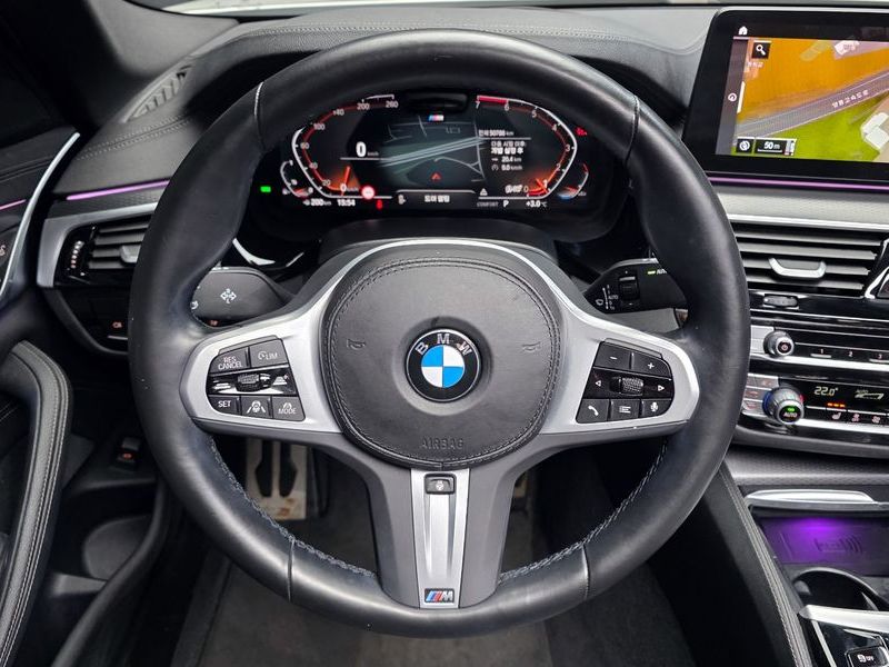 2022 BMW 5 Series 520i M Sport photo 13