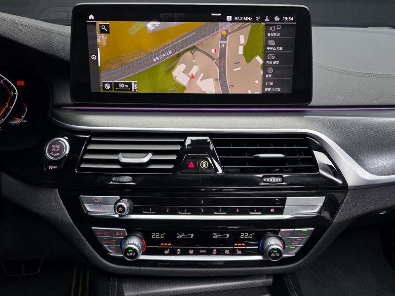 2022 BMW 5 Series 520i M Sport photo 15