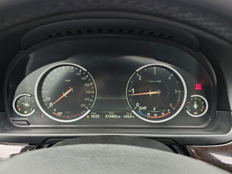 2013 BMW 5 Series 520d photo 8