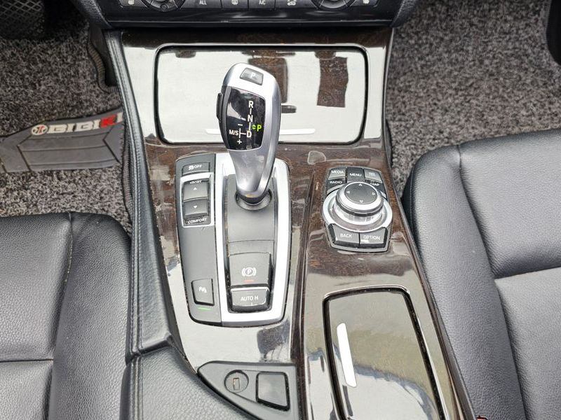 2013 BMW 5 Series 520d photo 9