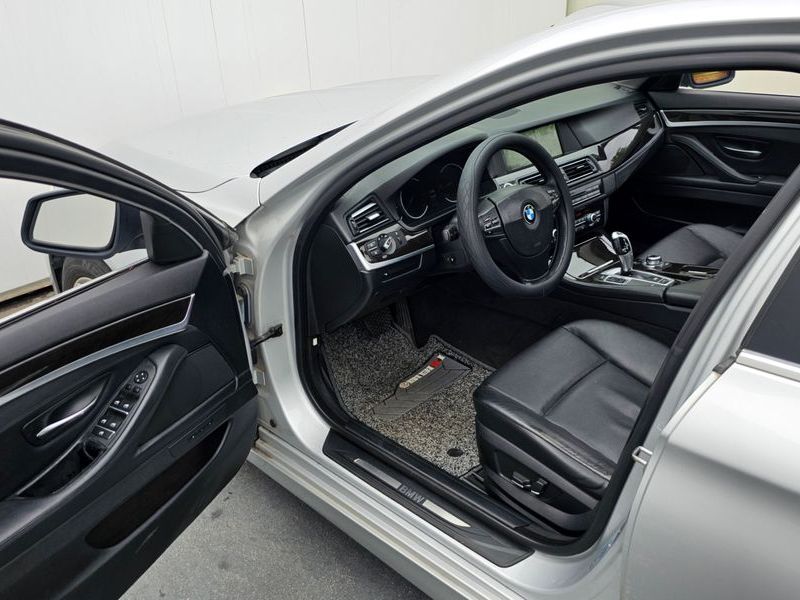 2013 BMW 5 Series 520d photo 10