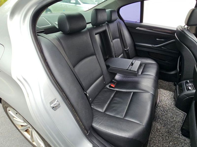 2013 BMW 5 Series 520d photo 11