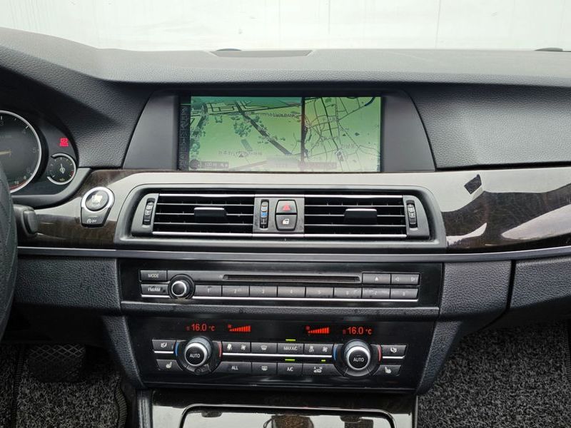 2013 BMW 5 Series 520d photo 12