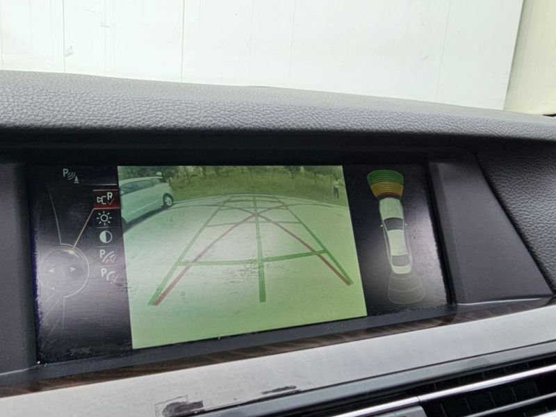 2013 BMW 5 Series 520d photo 14