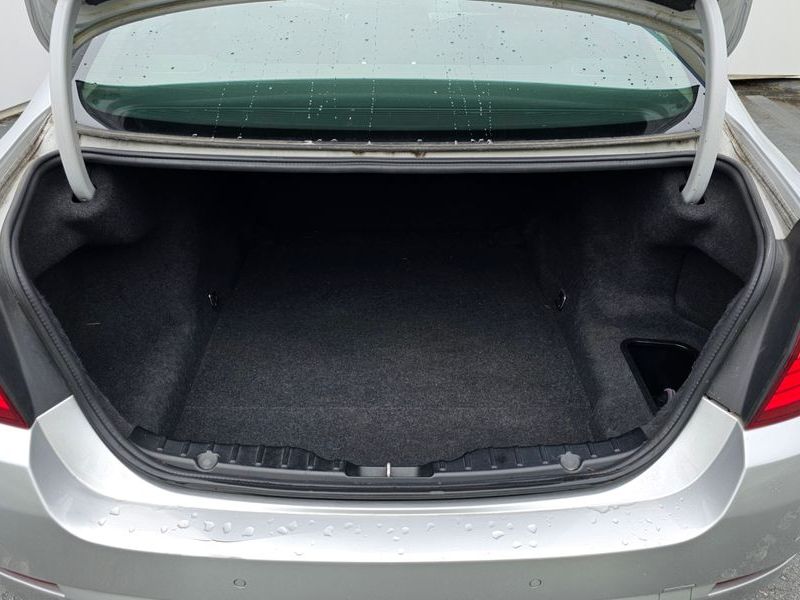 2013 BMW 5 Series 520d photo 16