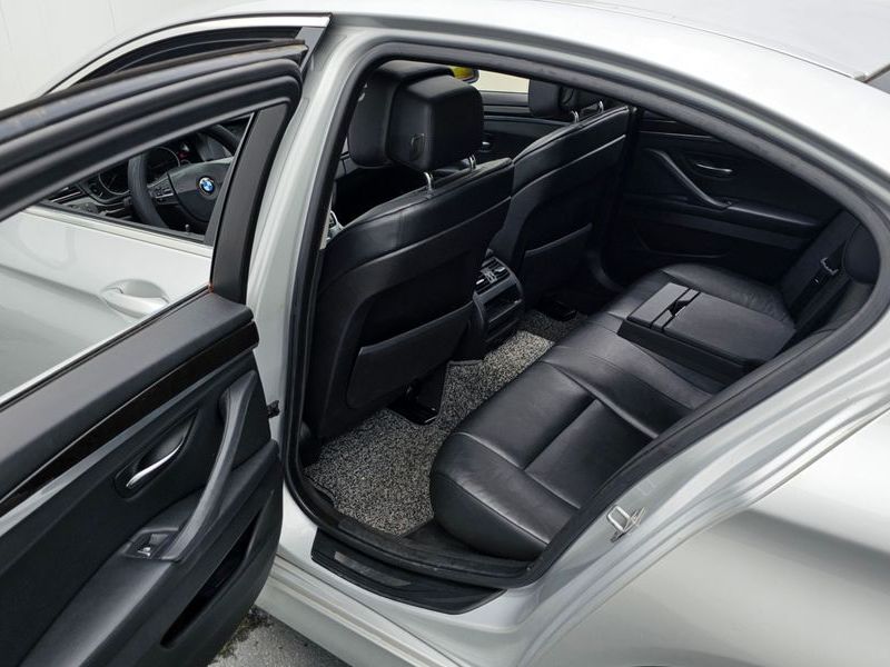 2013 BMW 5 Series 520d photo 17