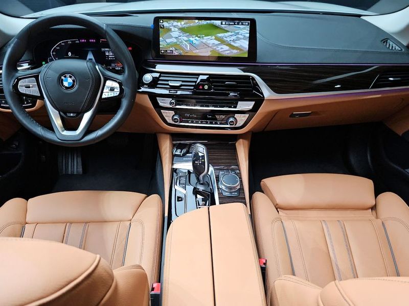 2023 BMW 5 Series 520i Luxury photo 7