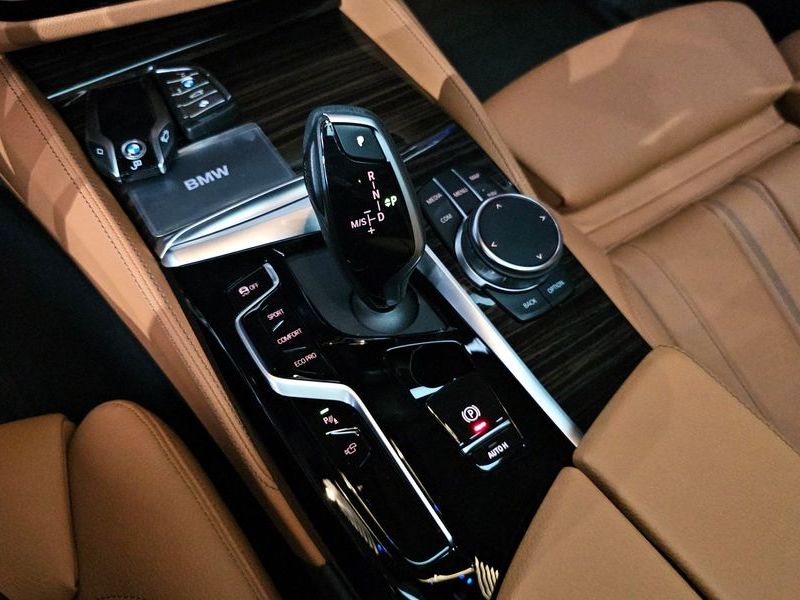 2023 BMW 5 Series 520i Luxury photo 9