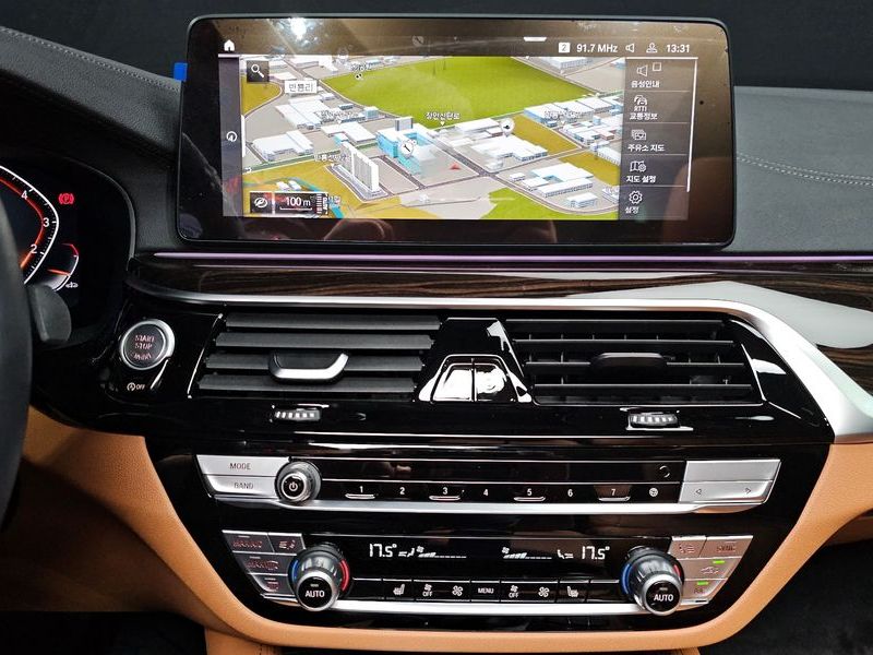 2023 BMW 5 Series 520i Luxury photo 16