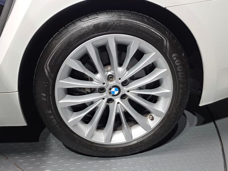 2023 BMW 5 Series 520i Luxury photo 21