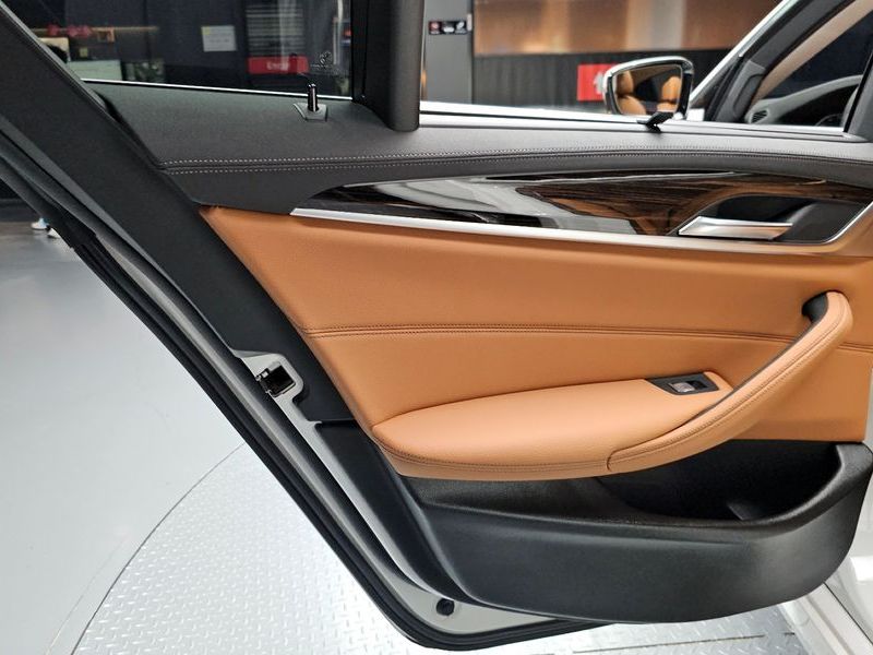 2023 BMW 5 Series 520i Luxury photo 25