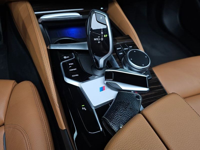 2022 BMW 5 Series 520i M Sport photo 9