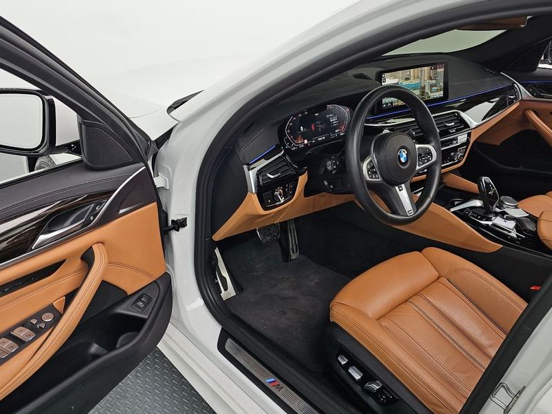 2022 BMW 5 Series 520i M Sport photo 10