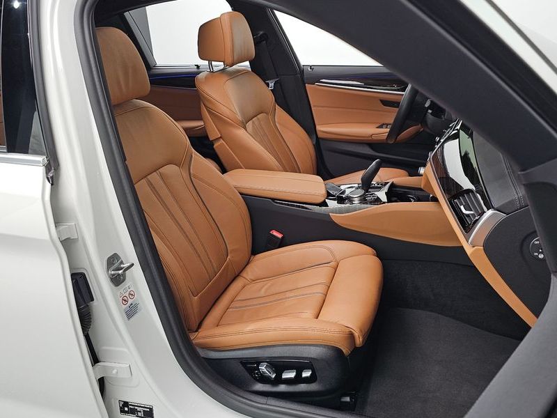2022 BMW 5 Series 520i M Sport photo 11