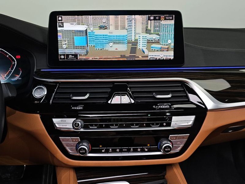 2022 BMW 5 Series 520i M Sport photo 14