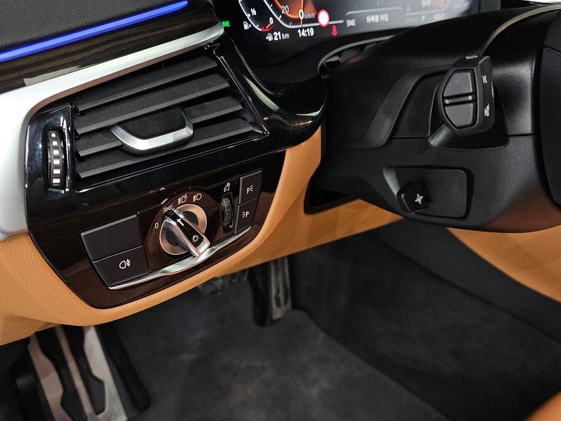 2022 BMW 5 Series 520i M Sport photo 18