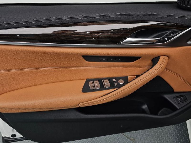 2022 BMW 5 Series 520i M Sport photo 24