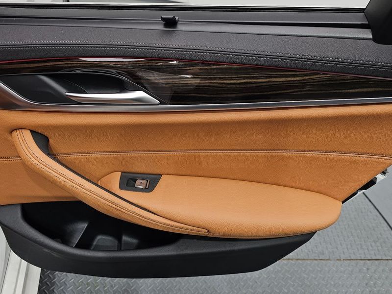 2022 BMW 5 Series 520i M Sport photo 25