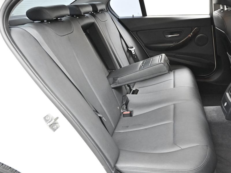 2014 BMW 3 Series 320d photo 12
