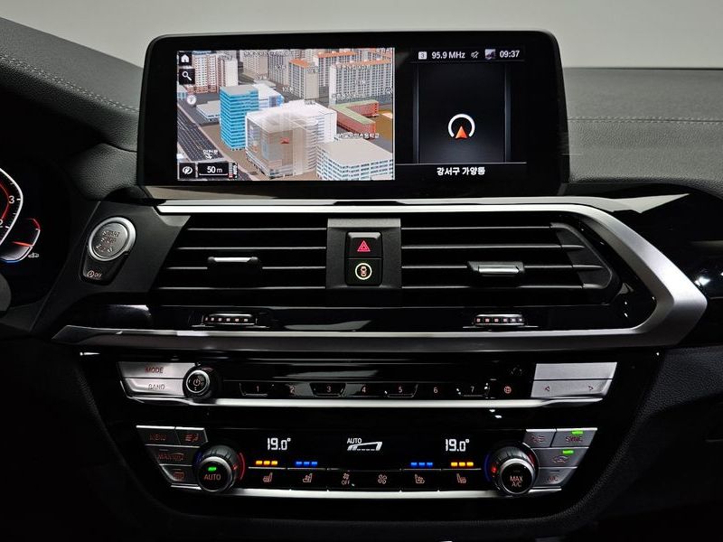 2021 BMW X3 xDrive 20i Luxury photo 13