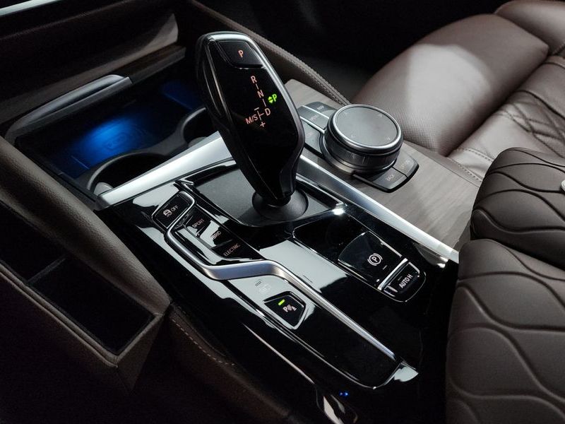 2021 BMW 5 Series 530e M Sport photo 9