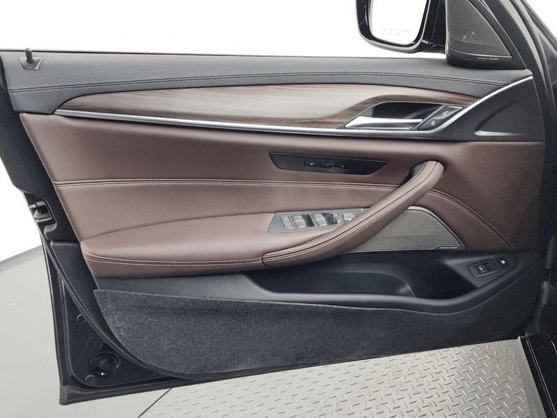 2021 BMW 5 Series 530e M Sport photo 24