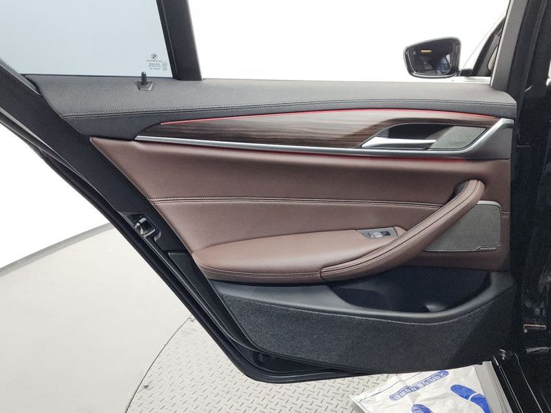 2021 BMW 5 Series 530e M Sport photo 25
