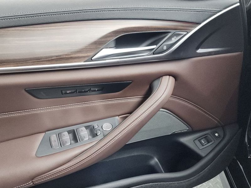 2021 BMW 5 Series 530e M Sport photo 30