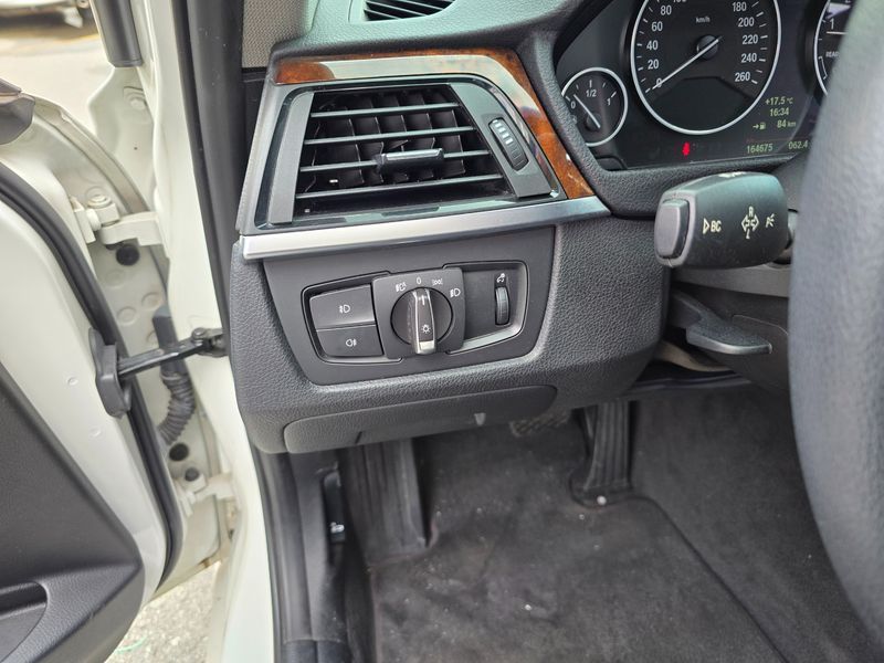 2012 BMW 3 Series 320i photo 8