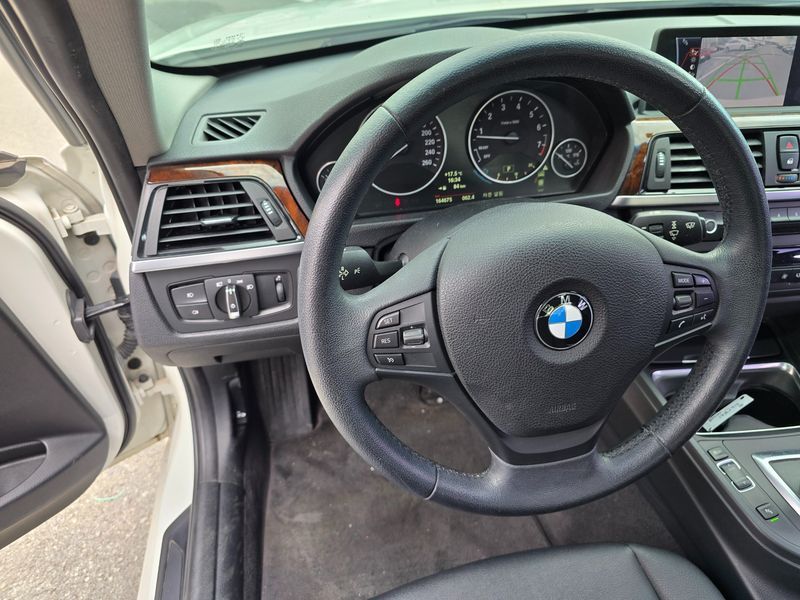 2012 BMW 3 Series 320i photo 9