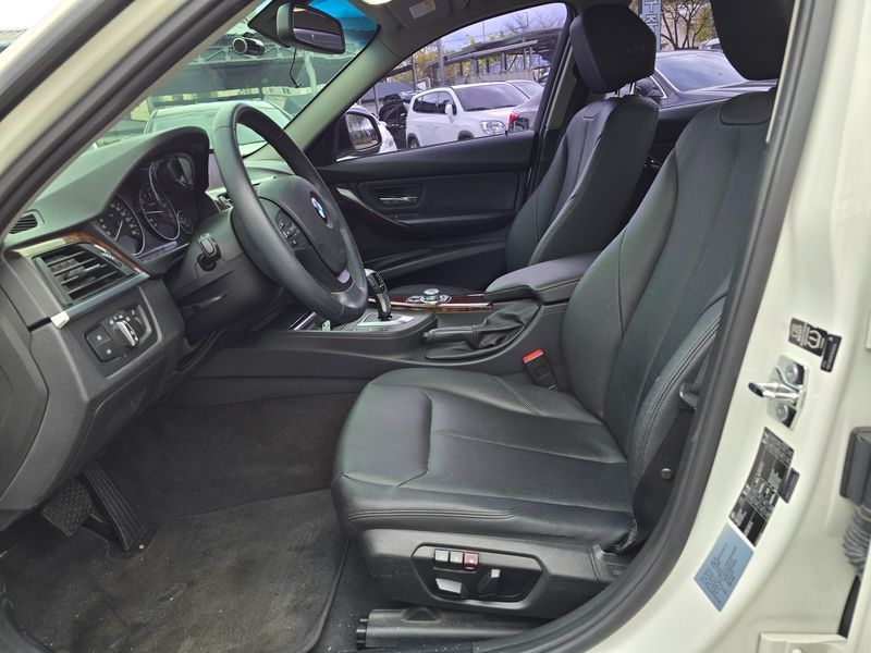 2012 BMW 3 Series 320i photo 10