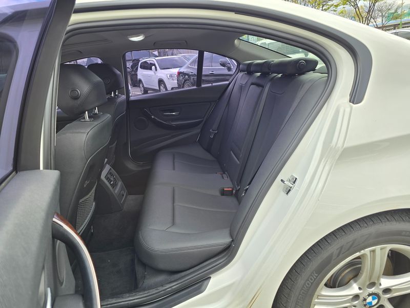 2012 BMW 3 Series 320i photo 11