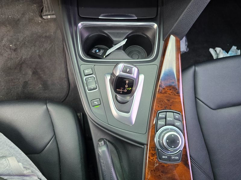 2012 BMW 3 Series 320i photo 12
