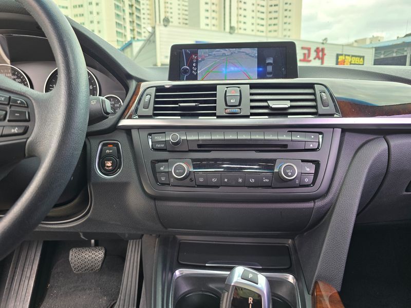 2012 BMW 3 Series 320i photo 13