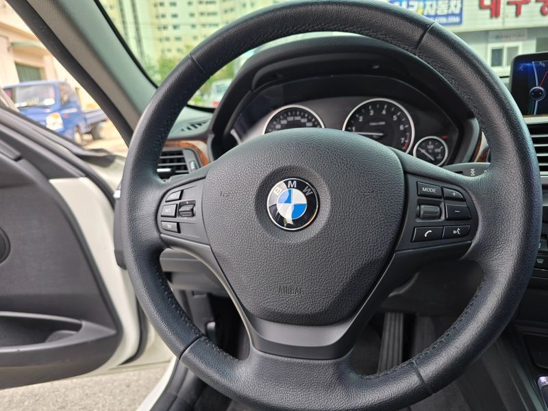 2012 BMW 3 Series 320i photo 14